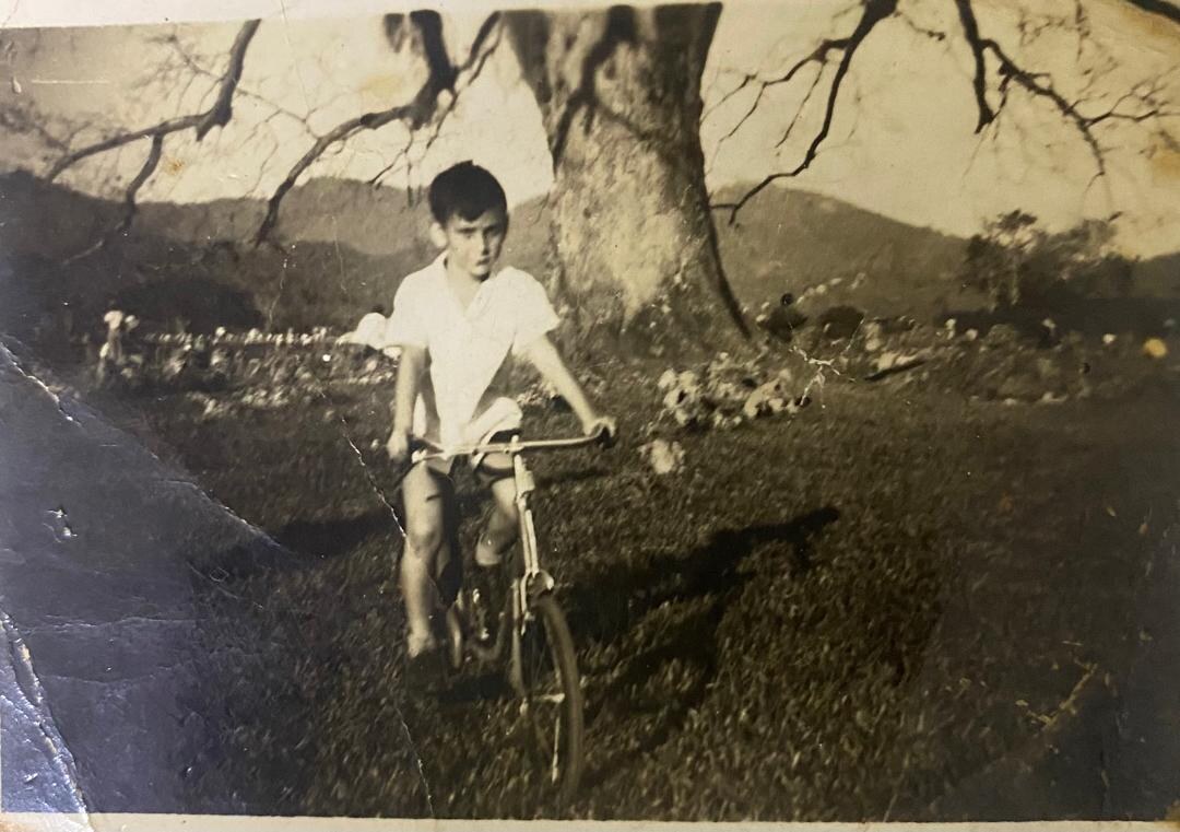 Mi abuelo David de niño en bicicleta en Trinidad