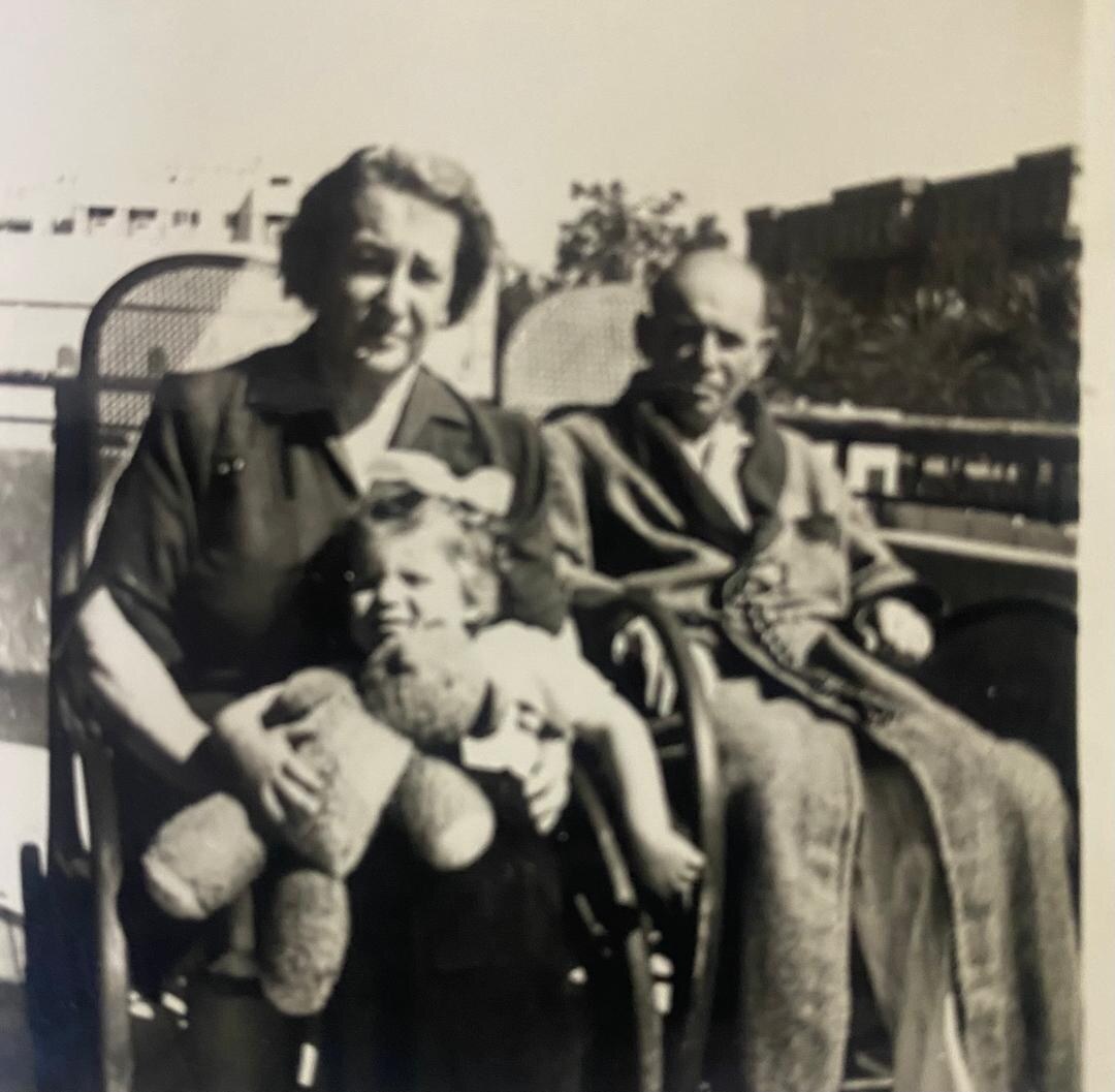Marietta Miriam y Oscar Weiss con mi abuela Vivi de niña en El Cairo