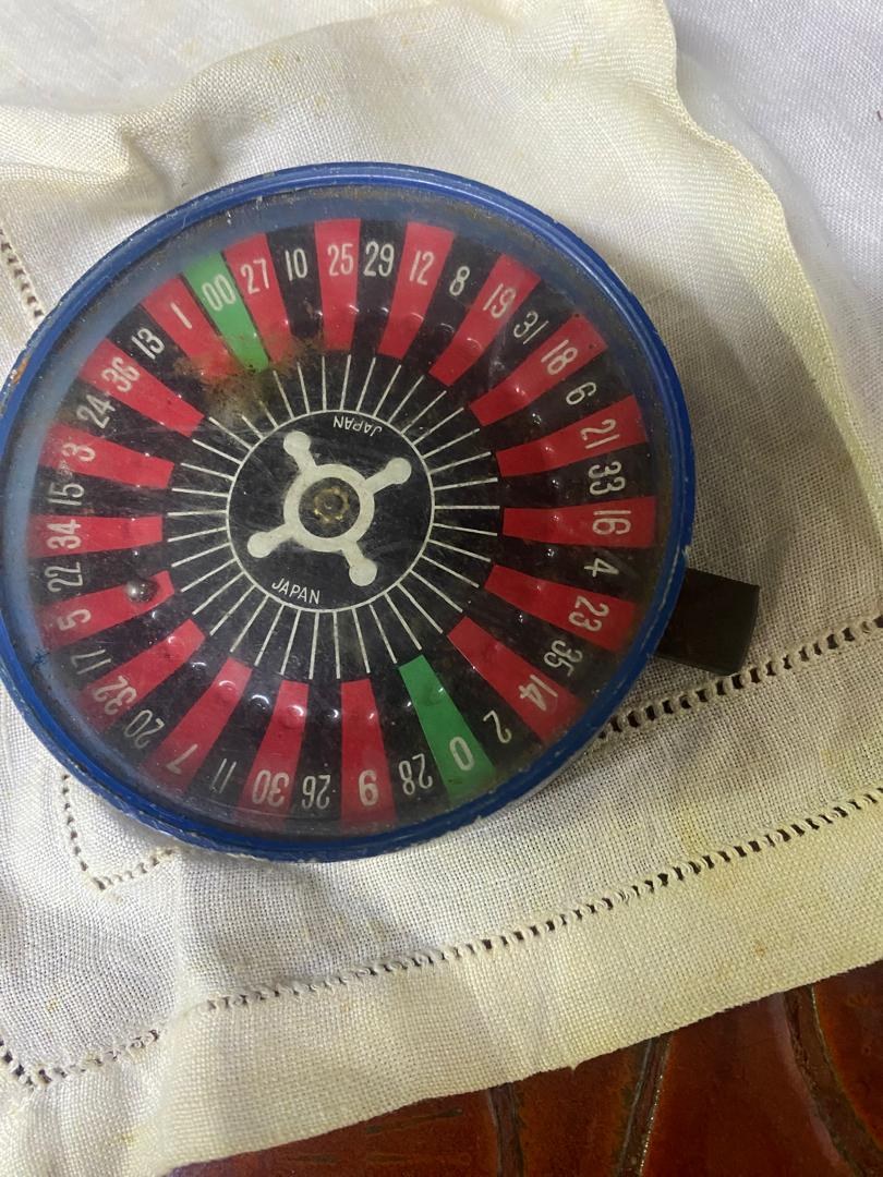 Ruleta de mano de bolsillo del Nonno Menachem (Emile) Delia, fabricada en Japón