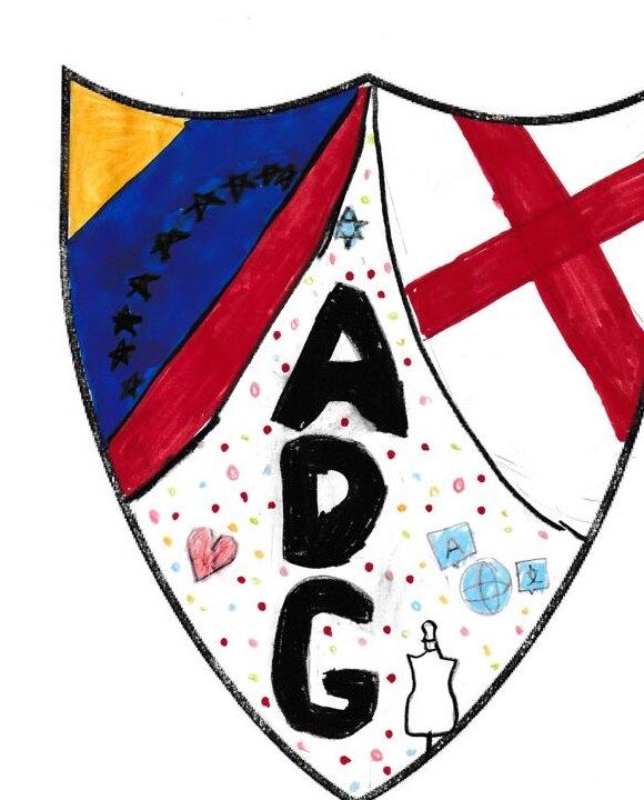 Escudo familiar dibujado por Andrea: banderas de Venezuela e Inglaterra, iniciales ADG, estrella de David, mundo, idiomas, maniquí de costura